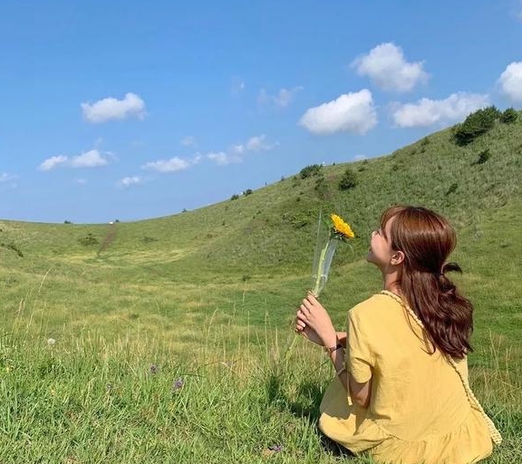 不想露正脸的时候,可以拍一个背影,将自己拍进风景里,岁月静好没错了.