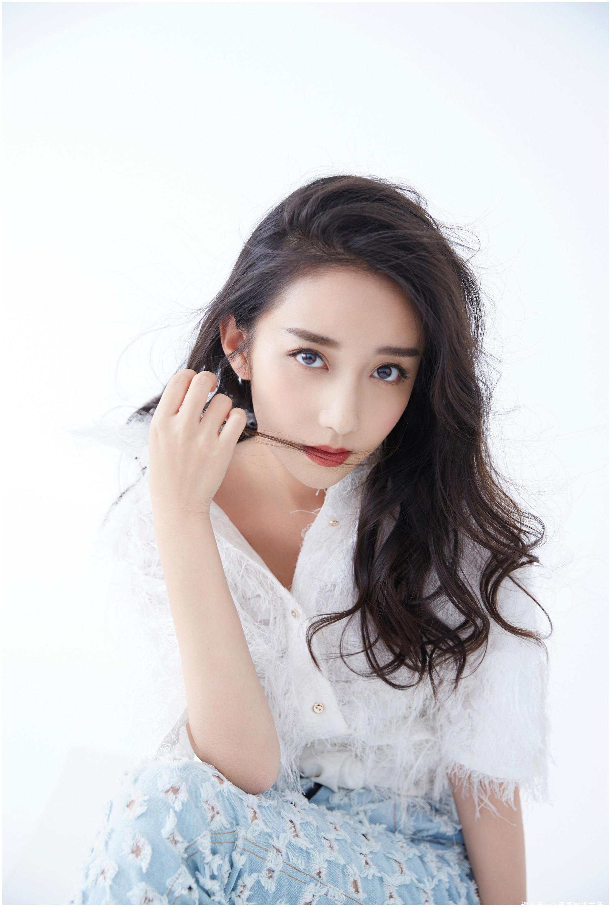 她在《非诚勿扰》当观众,因长得太美被星探发掘,摇身一变成演员