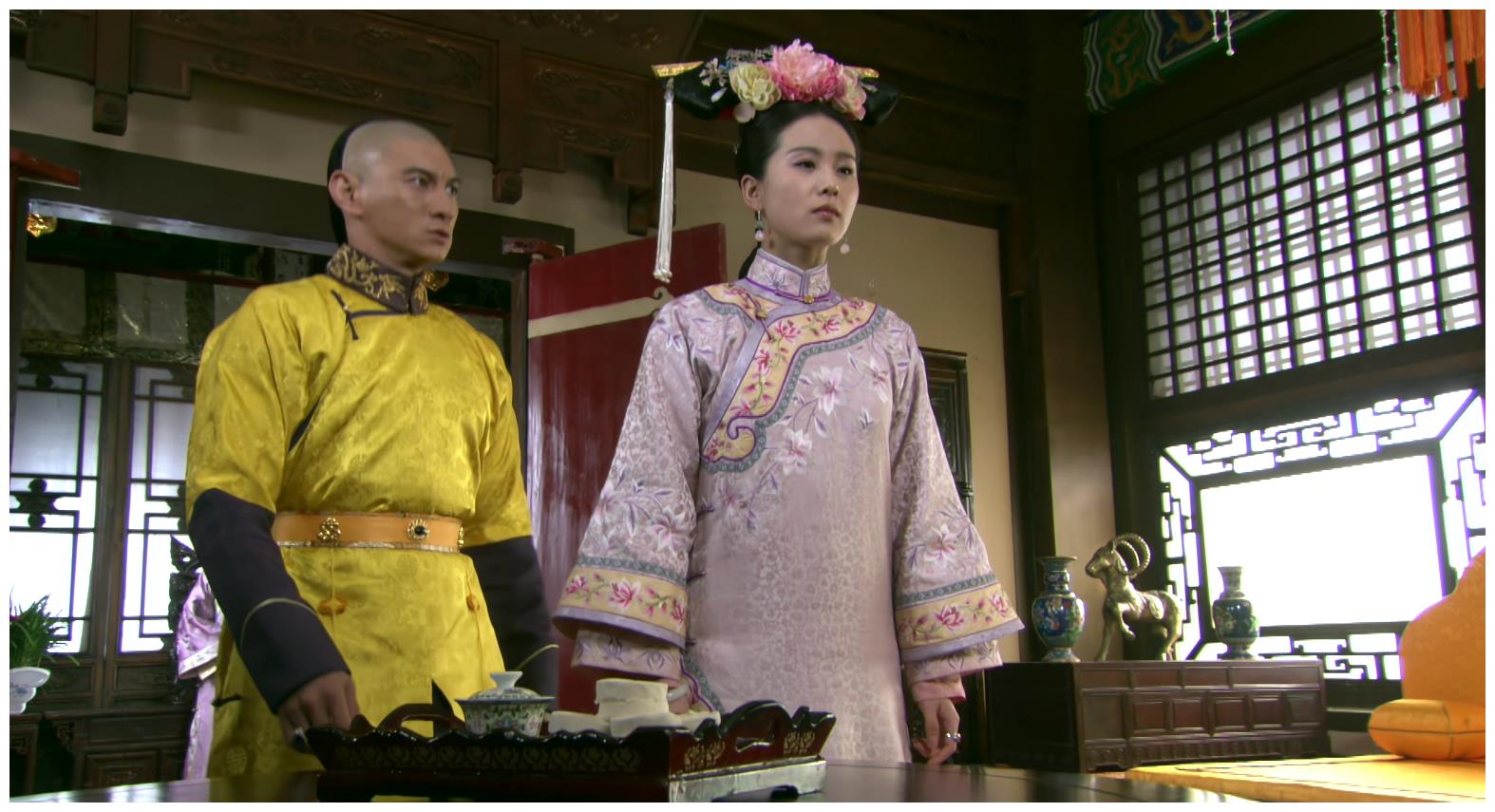 十三爷说上朝时就见四爷一直揉肩膀,若曦出于担心四爷,就让高无庸去传