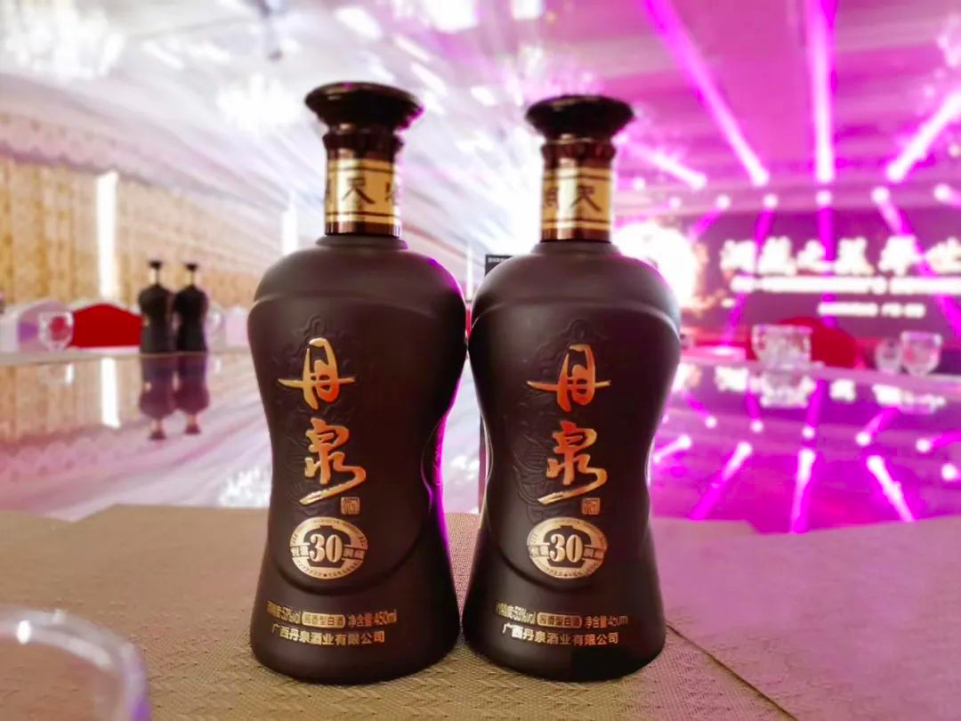 丹泉中国洞藏酱香酒品牌推广会贵港市覃塘区建投公司专场成功举行