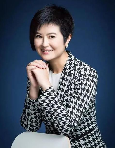 47岁张泉灵老了穿紫色连衣裙面部发福明显好在韵味犹存