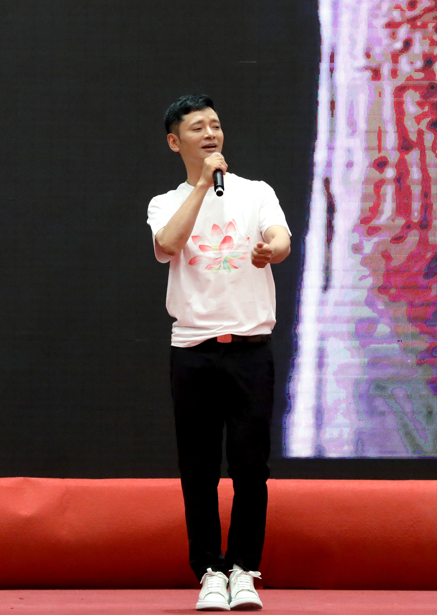用心传递祝福|藏族歌手三木科带领志愿者伙伴们为爱《祈祷》