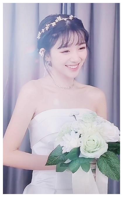 当网红穿上婚纱彭十六清纯艾比娇艳看到刘思瑶忍不住心动
