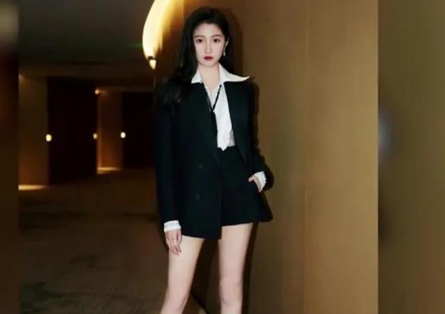 关晓彤皮靴掉色染黑袜子 毫无偶像包袱晒照 网友爆笑 脚好大 财经头条 关晓彤皮靴掉色染黑袜子 毫无偶像包袱晒照 网友爆笑 脚好大 财经头条
