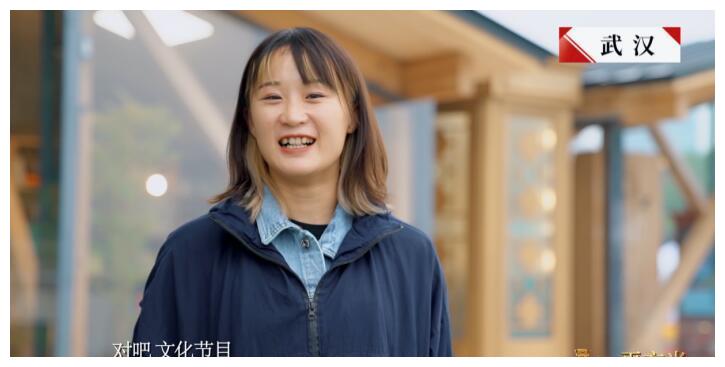 了两位特别的朗读者:是来自中央广播电视总台的记者张鹏军和李瓃慧,他