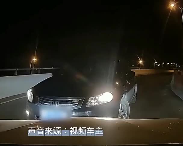 一<em>车</em><em>主</em>路遇逆行，为安全<em>主动</em>避让。