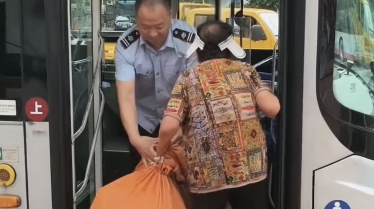 老人负重乘车大连公交司机主动搭把手帮扶 老人负重乘车大连公交司机主动搭把手帮扶