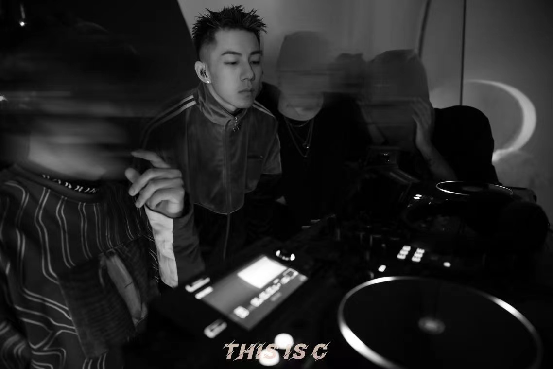 细细品味整支live video不难发现,casper卡斯柏把futurebass,trap