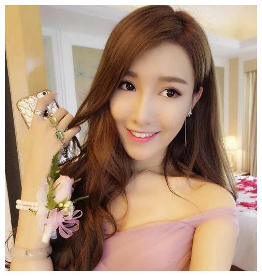 郭艾伦女友身材傲人,身价高达300万,证件照美出天际民族是亮点__财经