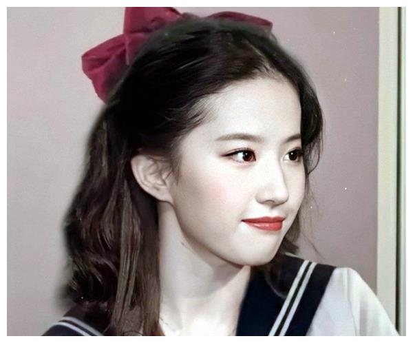 本以为鞠婧祎戴蝴蝶结够美了可看到刘亦菲才知啥叫天仙姐姐
