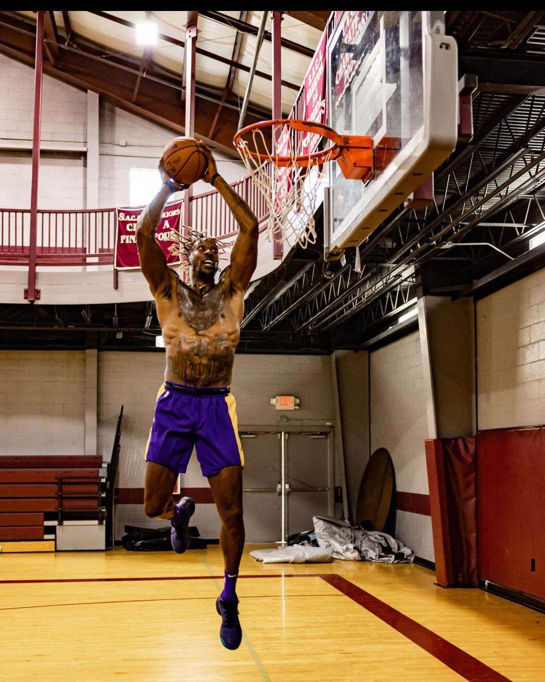 晒出的赤膊训练照,烈日当空,身上黝黑的肌肉似乎蕴含着无穷尽的能量