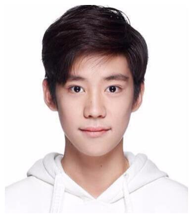 突然有一天就长开了,证件照看起来非常清秀.