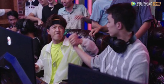 《穿越火线》开播爆口碑夏志远吴磊当街甜蜜对暗号