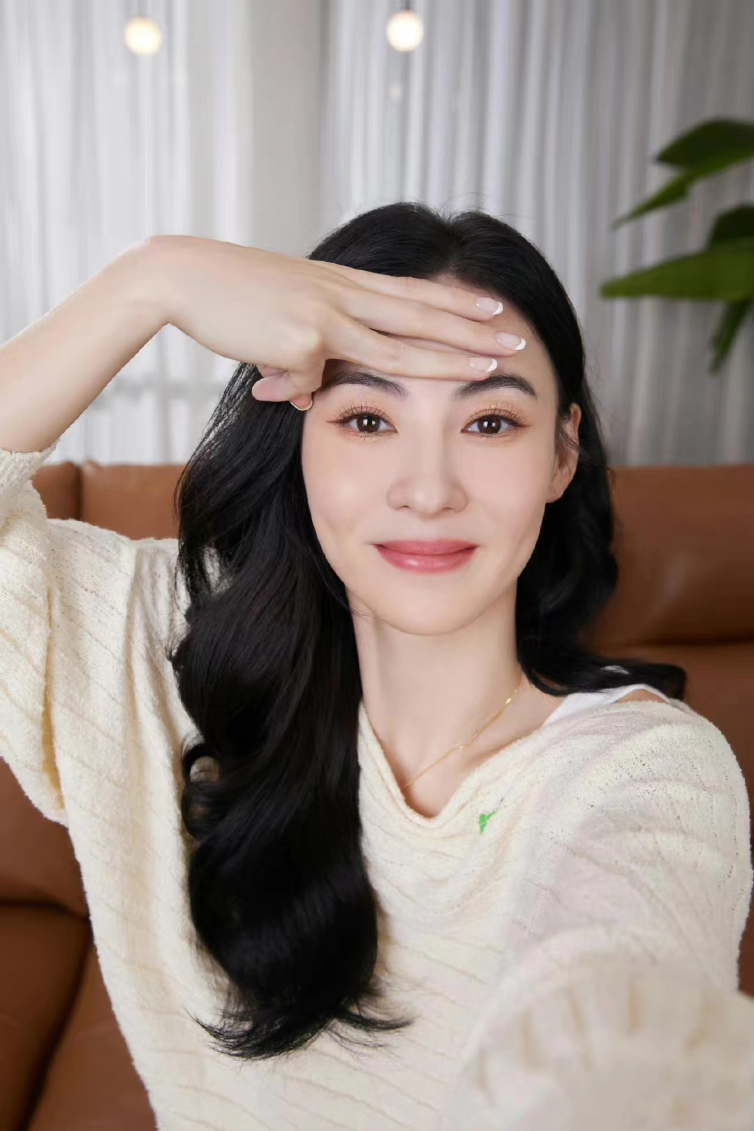 张柏芝发布单手测发际线自拍美照,三指宽度好羡慕~_高清图集_新浪网