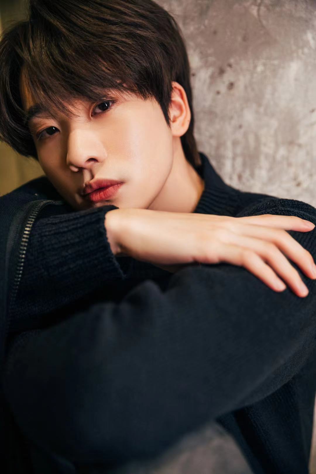 连淮伟亮相时尚品牌活动纯净经典诠释秋日潮流美学