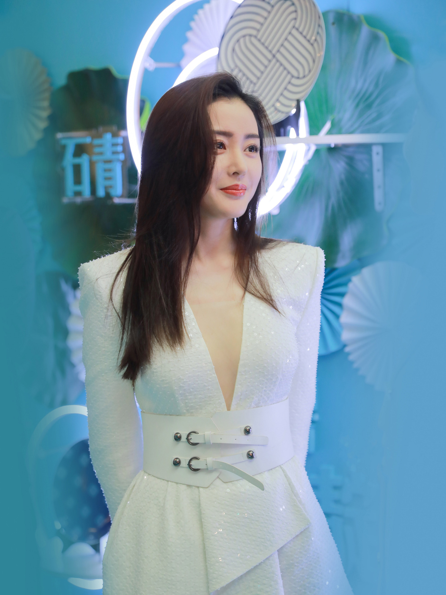 张天爱终于放开了，穿深V连衣裙，藏不住的好身材！__财经头条