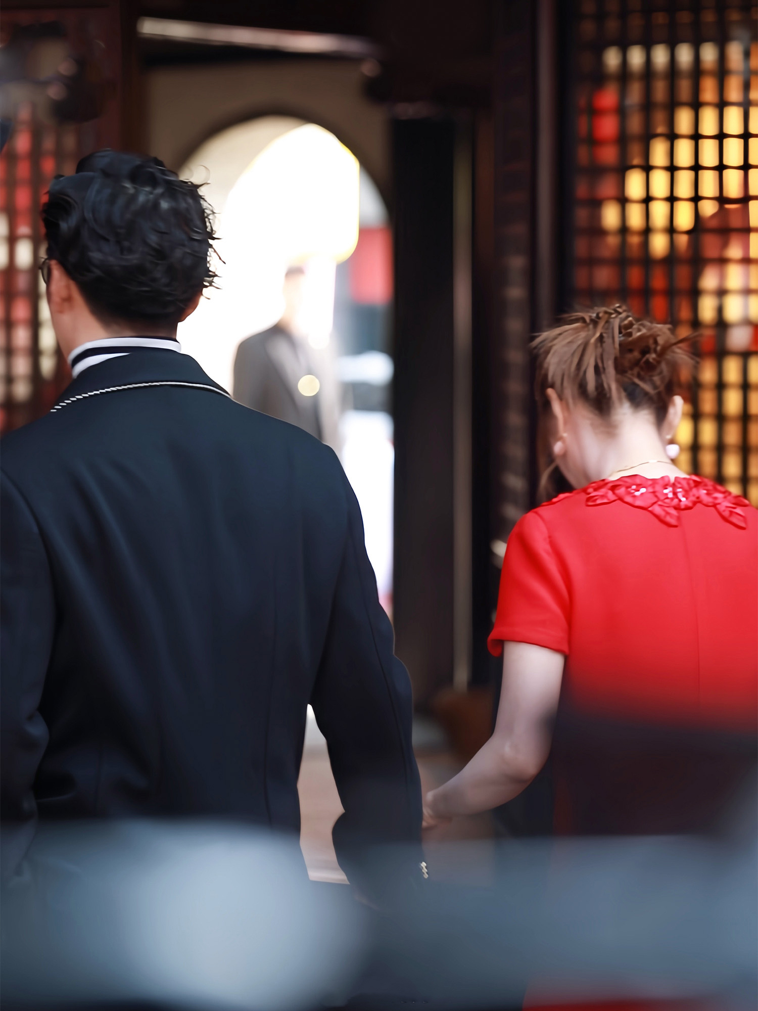 窦骁何超莲参加活动，小夫妻合体亮相华伦天奴华灯驭梦主题灯会