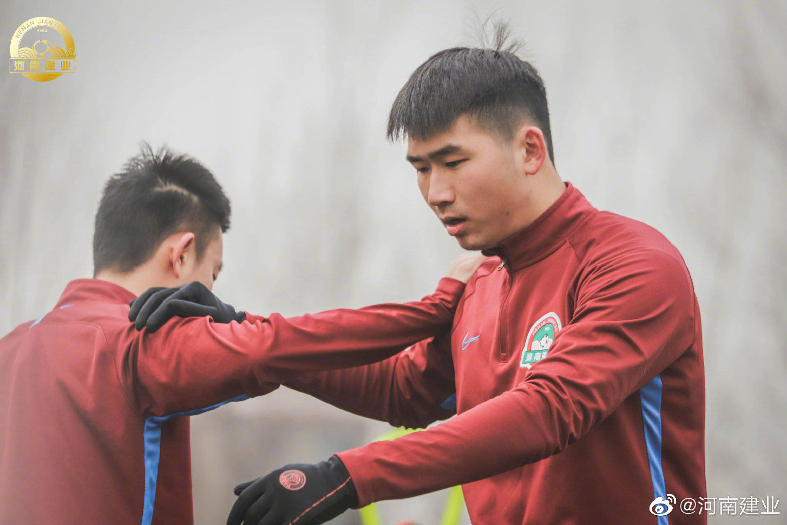 河南建业一线队教练组对预备队球员韩东,刘家辉与杨国元进行考察