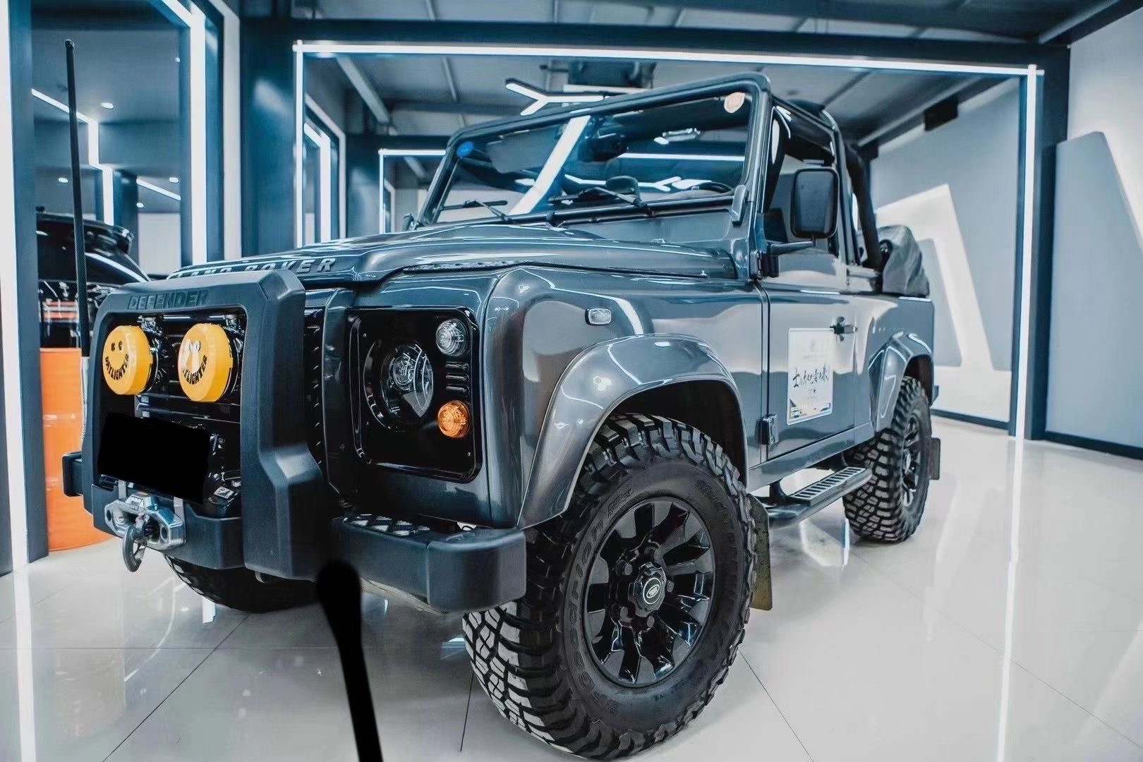 第81台 路虎卫士90敞篷限量版