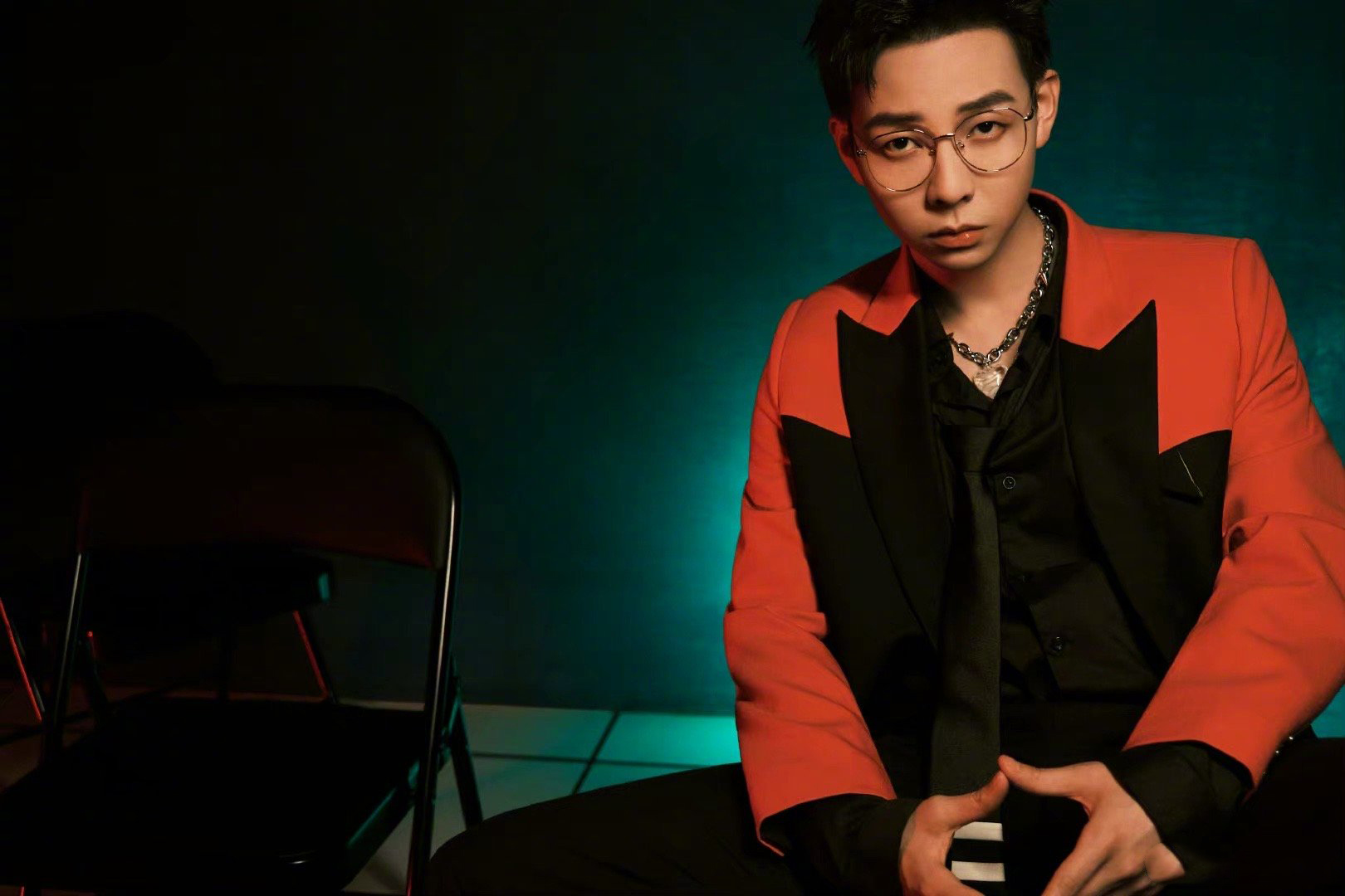 胡夏身着拼接色西服搭配金丝眼镜框,帅气有范儿_高清图集_新浪网