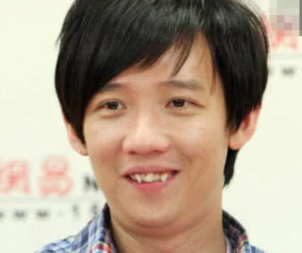 因一首歌一夜爆红,为讨好妻子花上百万整牙,今44岁成"小鲜肉"