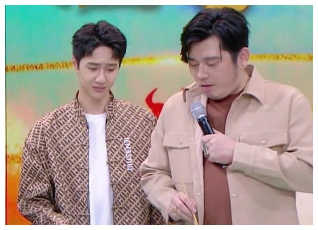 心疼钱枫与王一博穿制服同框头比王一博大两倍