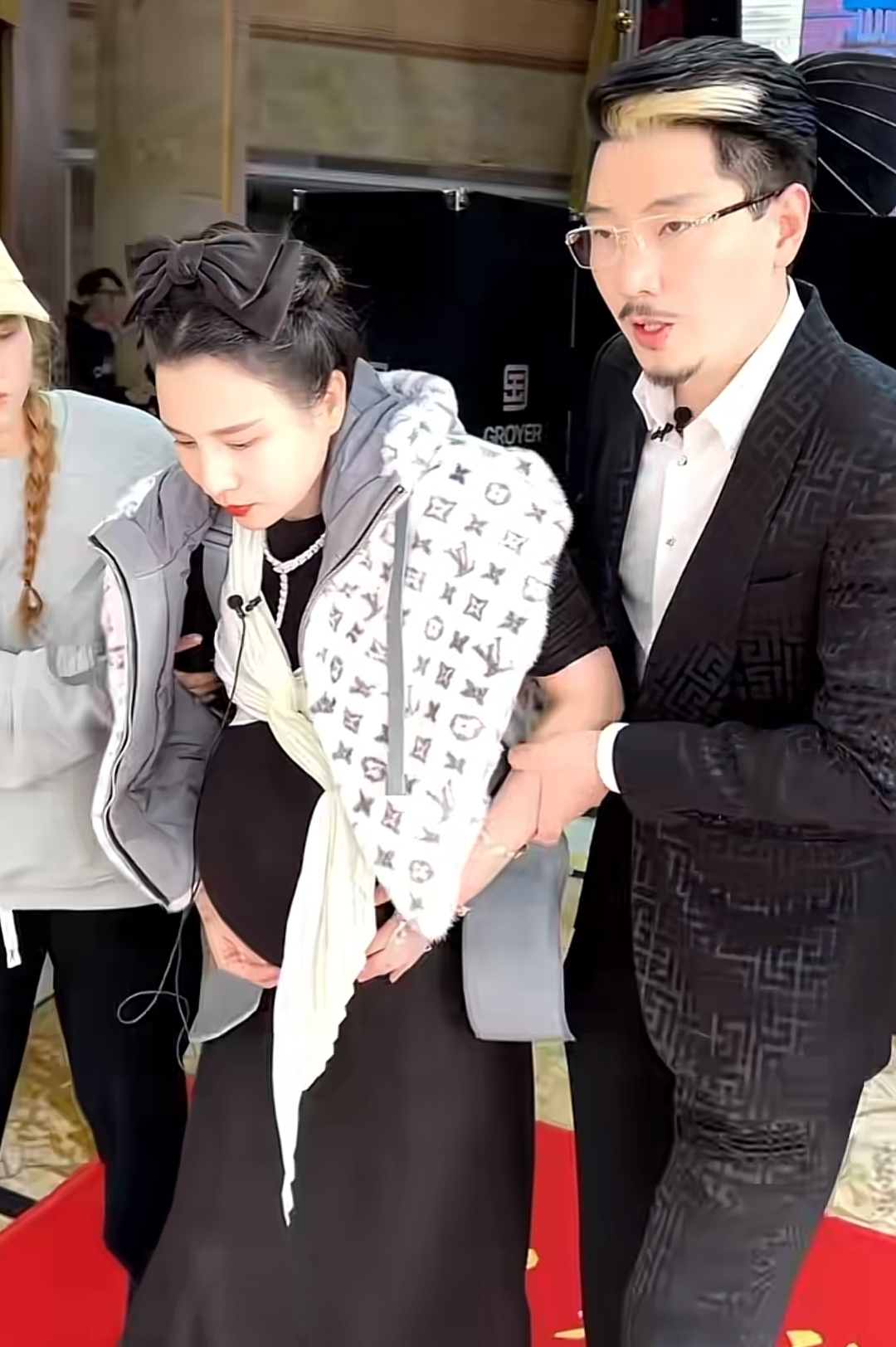 国岳夫妇喜得千金,宝宝重7斤多,国岳喜极而泣不停亲吻老婆