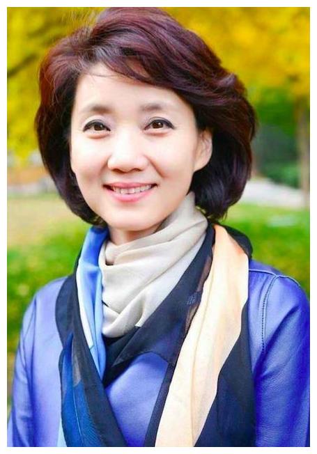 她曾是央视新闻主持,被称为"最美国脸",如今57岁仍气质优雅