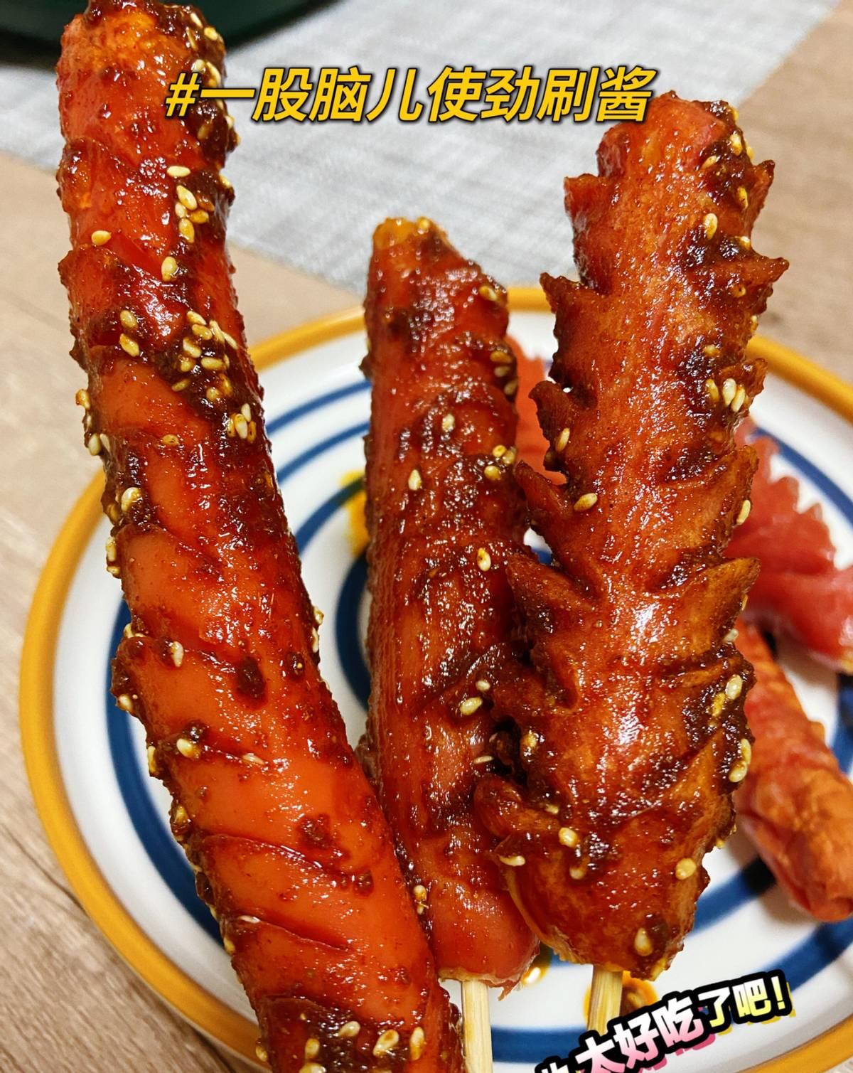 老少皆宜的美食炸锅烤香肠口感酥脆酱料满满简单易学