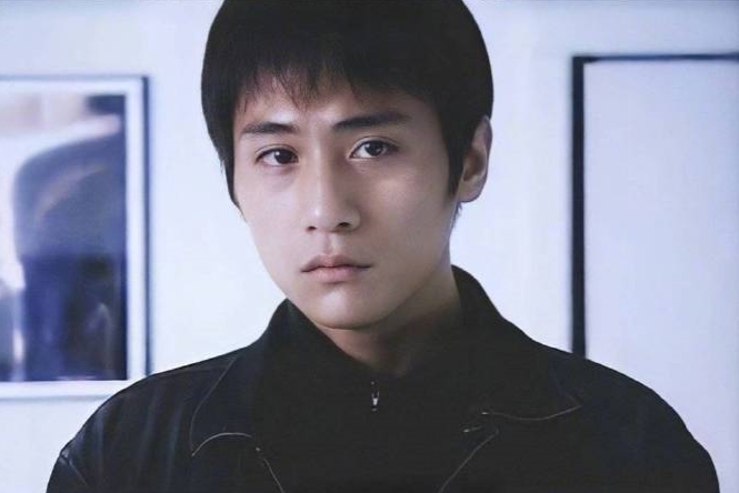 在照片中可以看到,年轻时期的刘烨,眼睛十分的美丽,看过去让人非常的