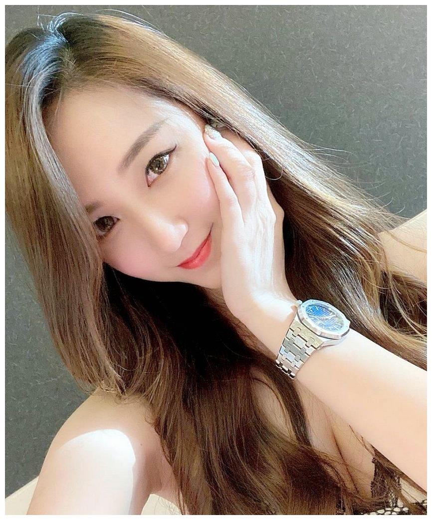 肤白貌美绝对女神,粉黛桃花美妆容,迷人气质看双瞳!