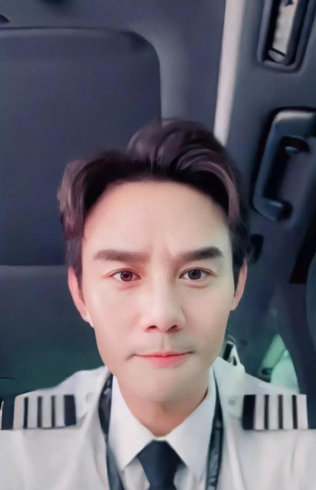 国民演员王凯拍摄《向风而行》期间参加视协会,机长制服令人惊艳