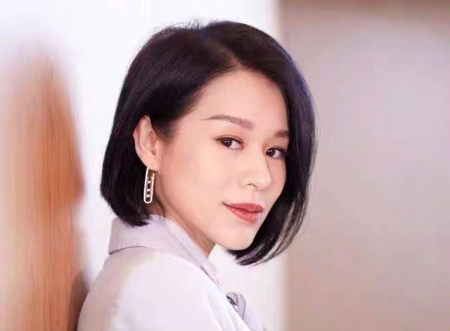 恭喜胡杏儿获演员请就位2冠军用实力战胜人气实至名归