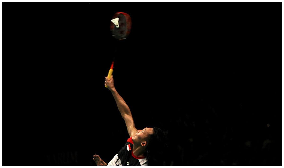 羽毛球杀球时手腕绝不能下压,等你明白了,你的杀球就彻底解放了