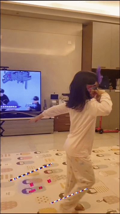 给女儿的每一个舞蹈动作都取了一个十分可爱的名字,像什么"自嗨抖 ""