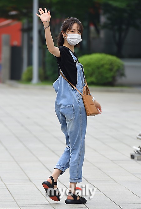 李帝勋表艺珍李絮等韩国艺人出演《两点出逃》节目