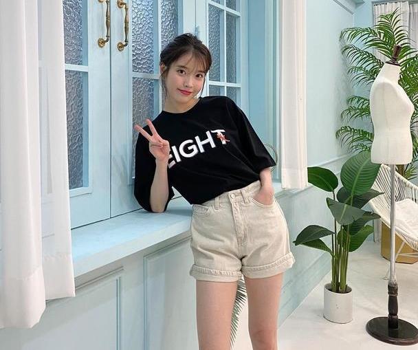 李知恩选择了一款深色的牛仔裤,阔腿牛仔裤是很多女孩子的必备,因为它