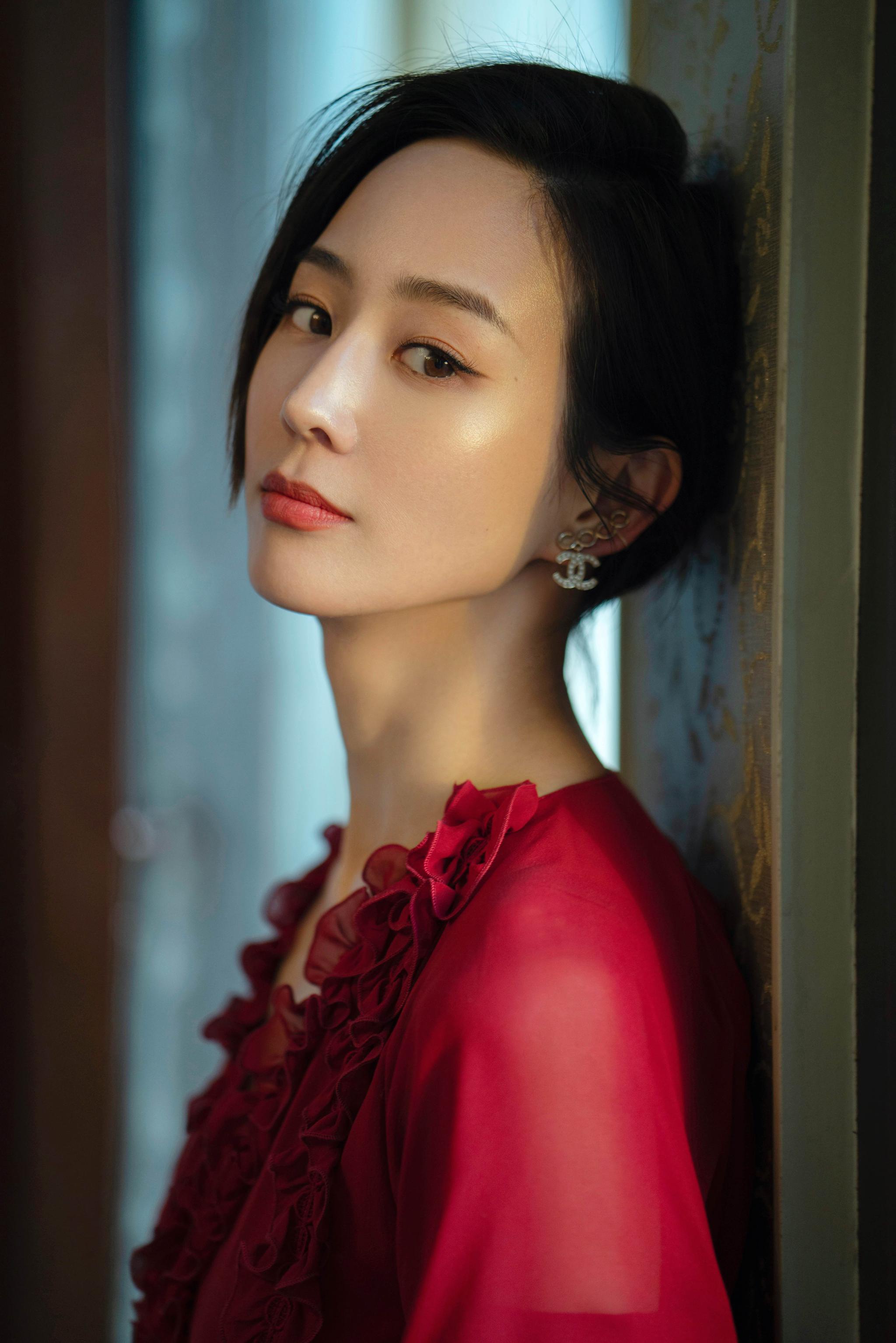 张钧甯玫瑰红裙梦回唐探ivy 光影之间展现优雅气质__财经头条