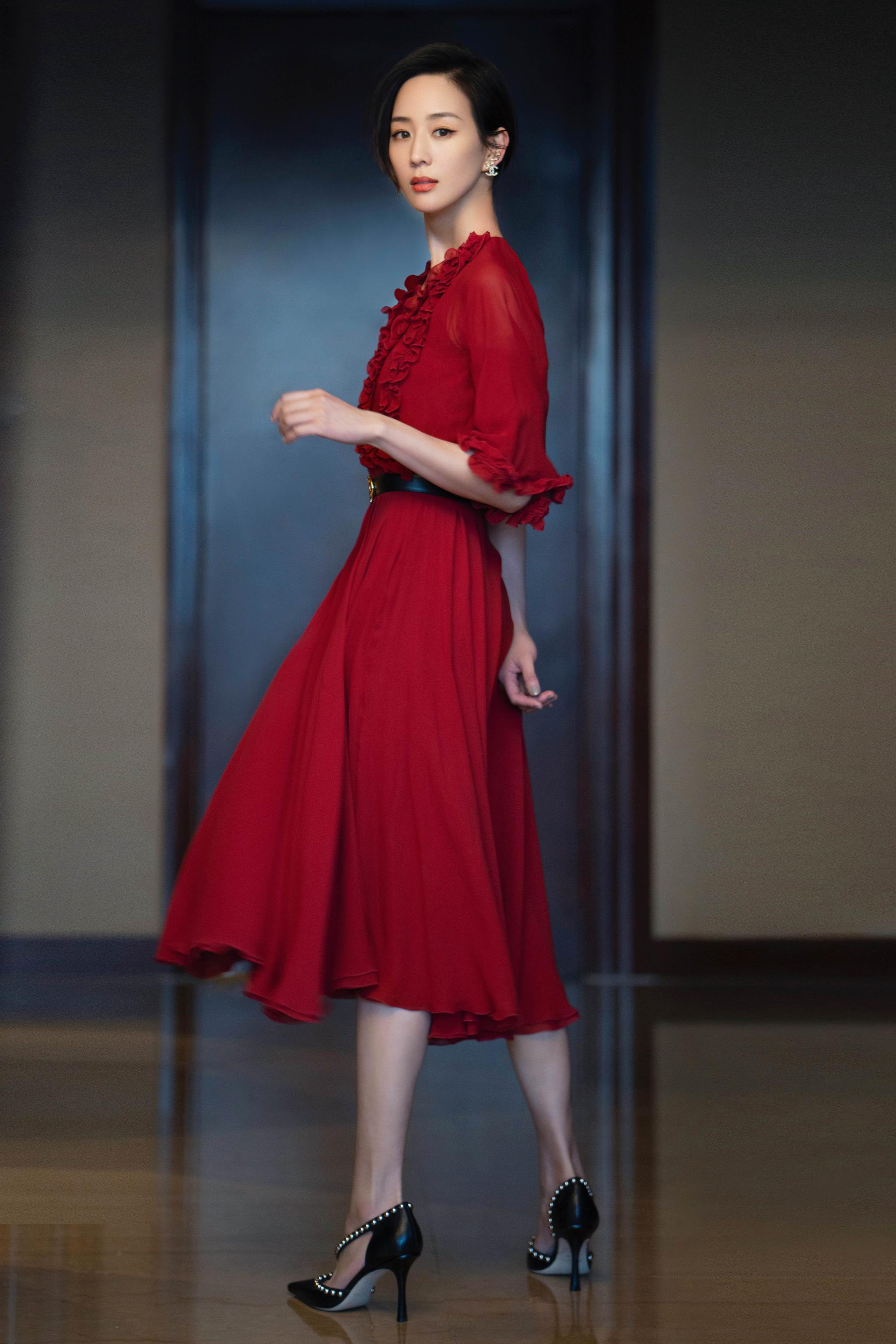 张钧甯玫瑰红裙梦回唐探ivy 光影之间展现优雅气质__财经头条