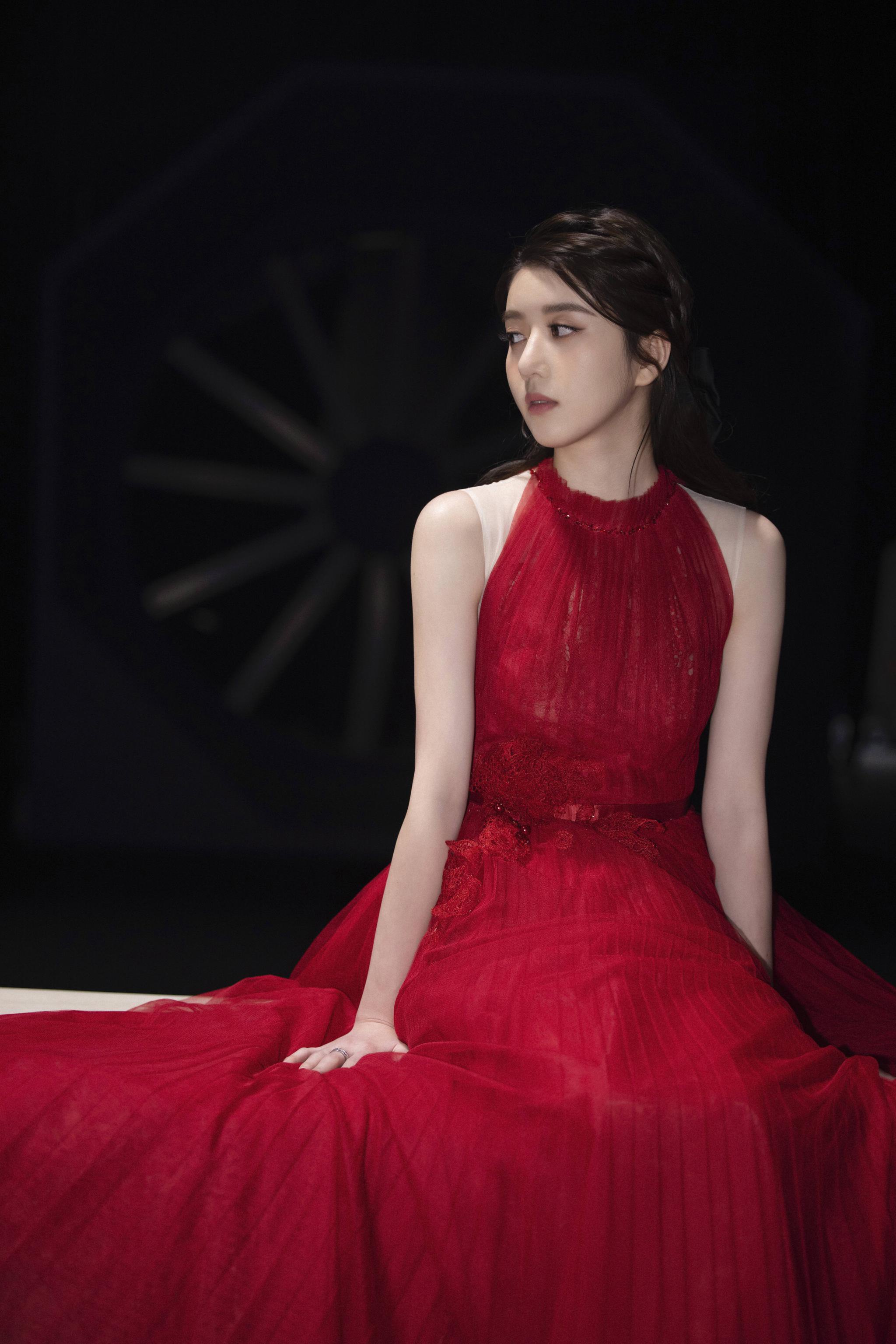 李凯馨出演薛之谦mv女主动人演绎爱的天秤法则