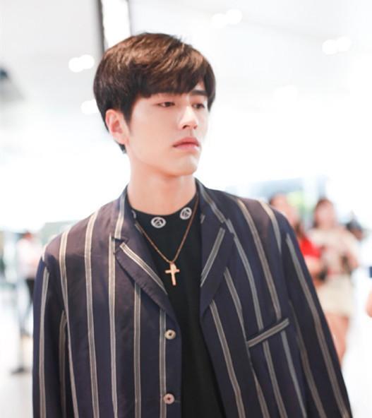 罗正到机场,样子帅气更清秀,不像蔡徐坤那样子遮遮掩掩!__财经头条