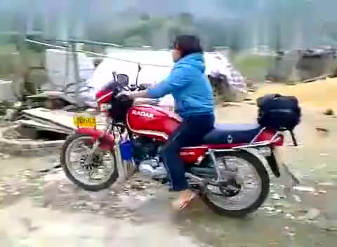 看农村妇女骑摩托车五秒出门上路坐后面得抓紧她咯