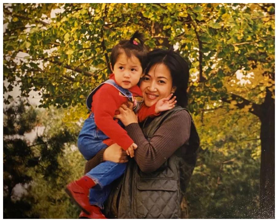 关晓彤母亲节晒与妈妈合影,关母五官精致大气不输明星