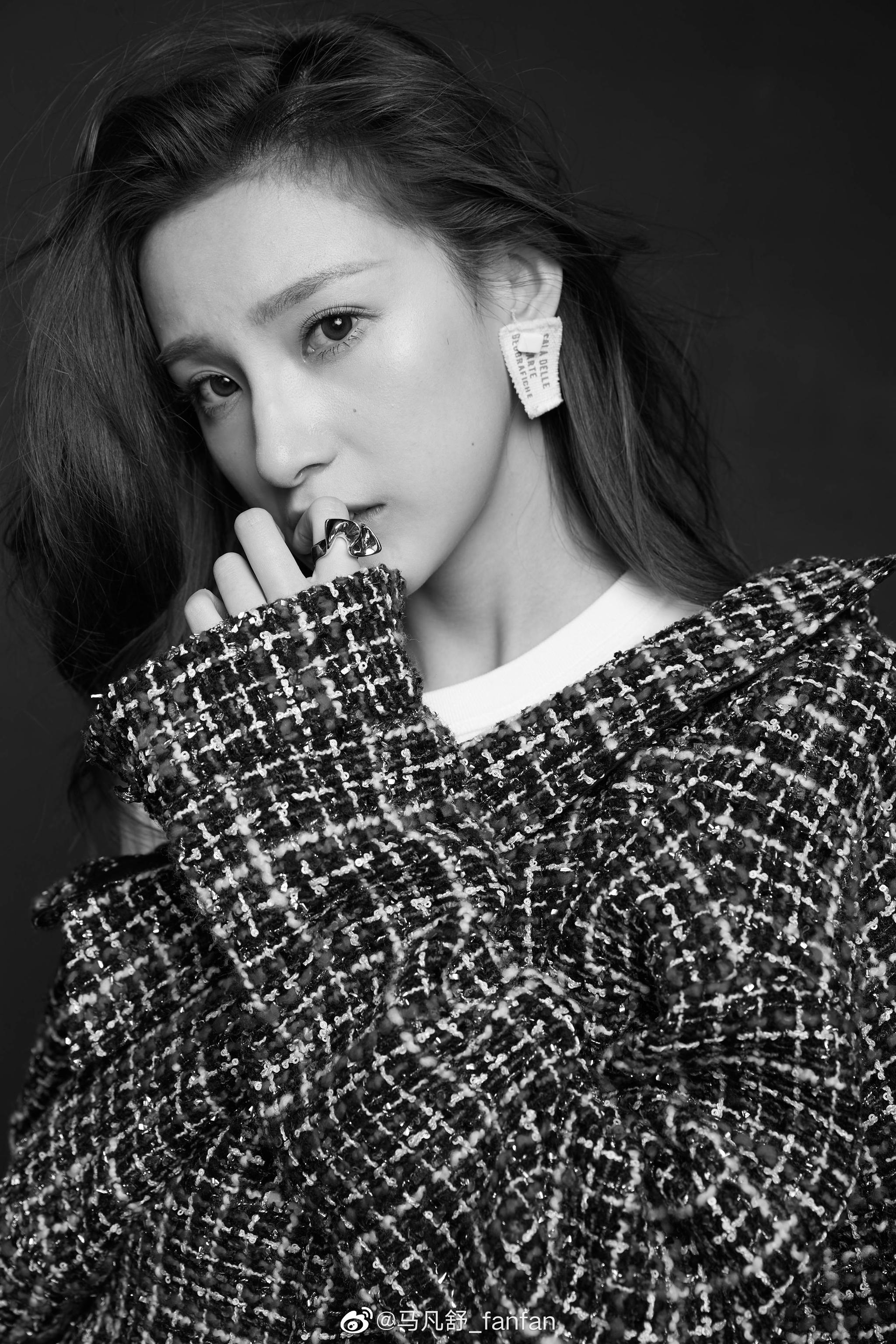 天下足球节目女主播马凡舒近日晒出自己的库存照片