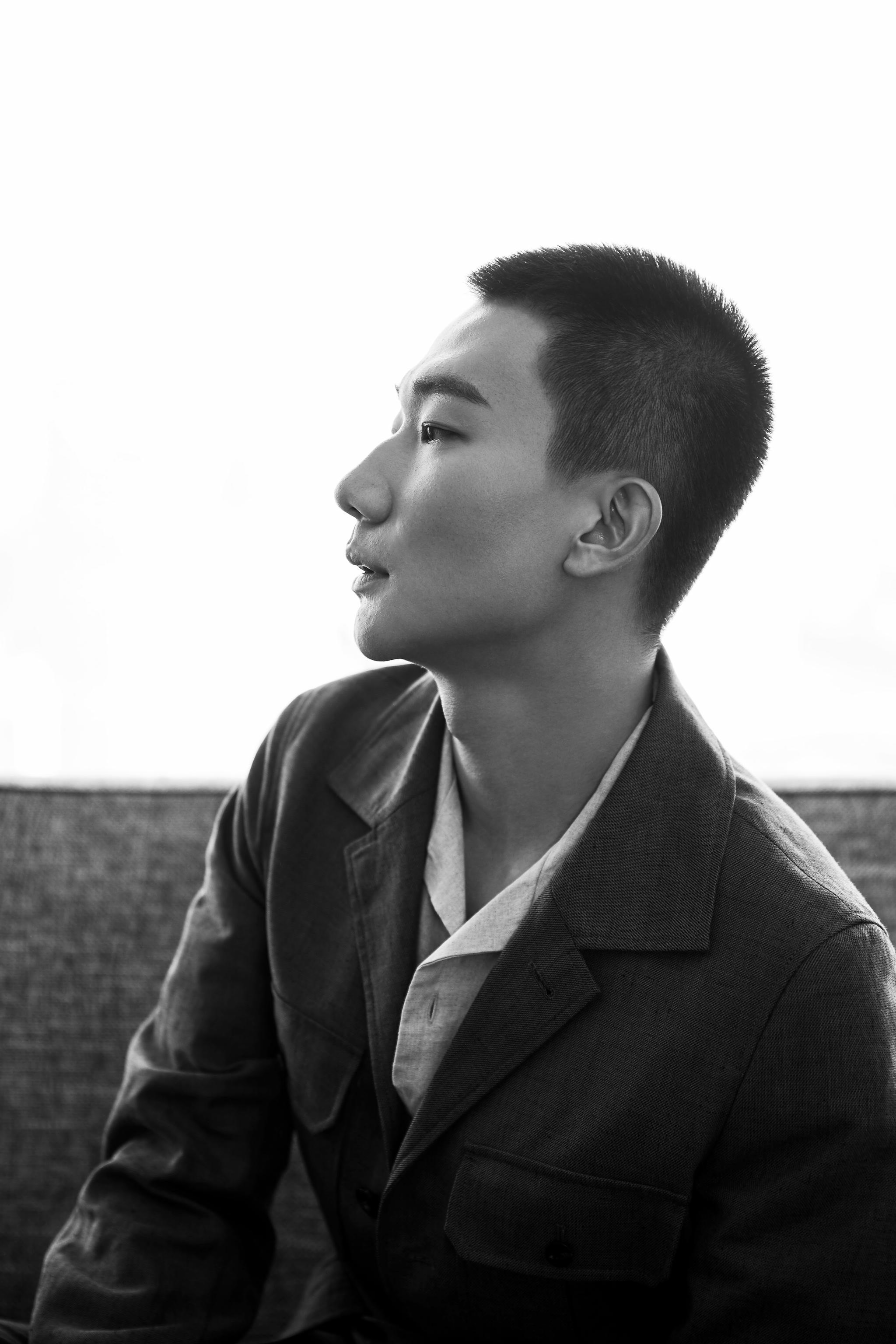 吴昊宸出席耀客传媒年度发布会寸头造型尽显浴火硬汉形象