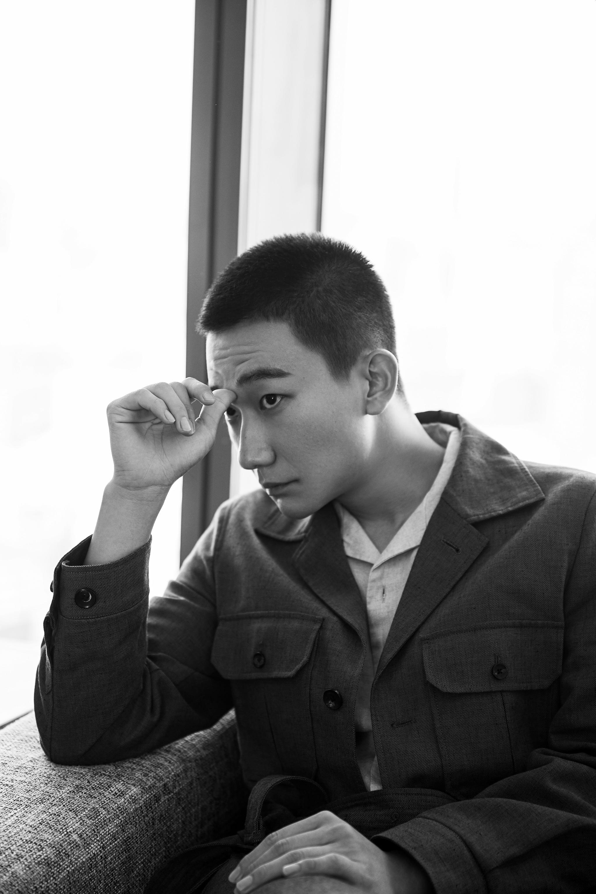 吴昊宸出席耀客传媒年度发布会 寸头造型尽显《浴火》硬汉形象