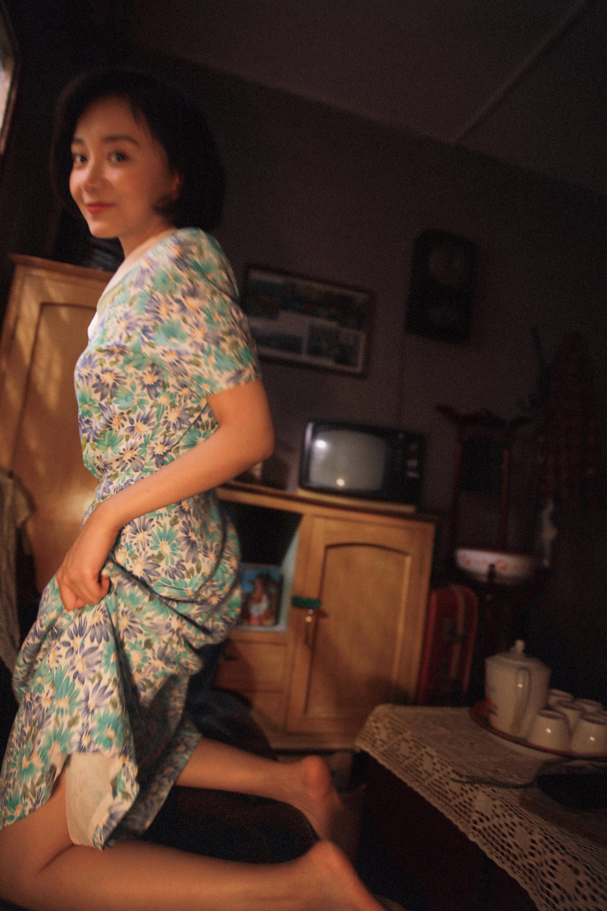 卜冠今释出全新写真 演绎别样复古港风