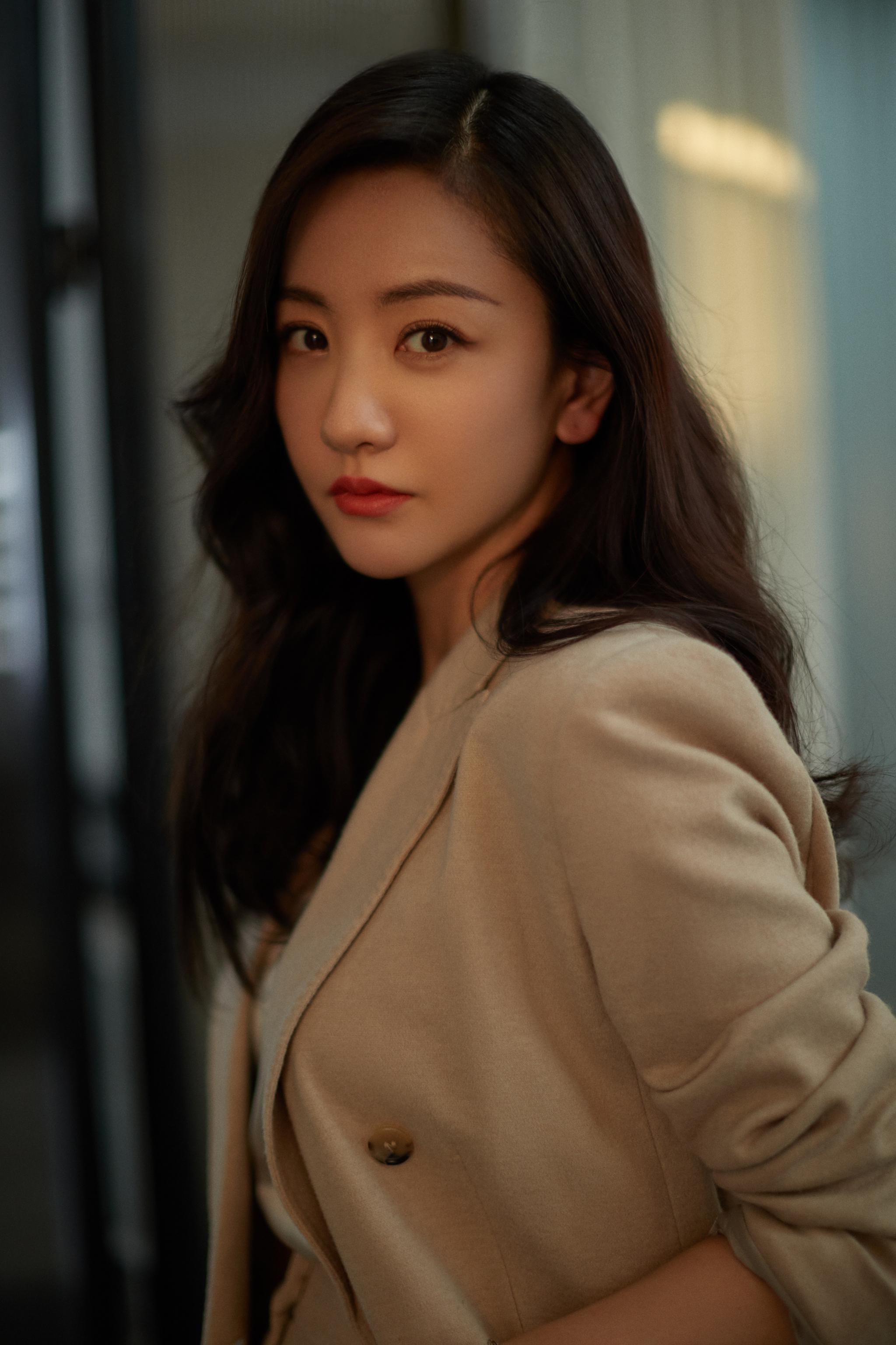 杨蓉最新写真曝光米色质感西装优雅干练