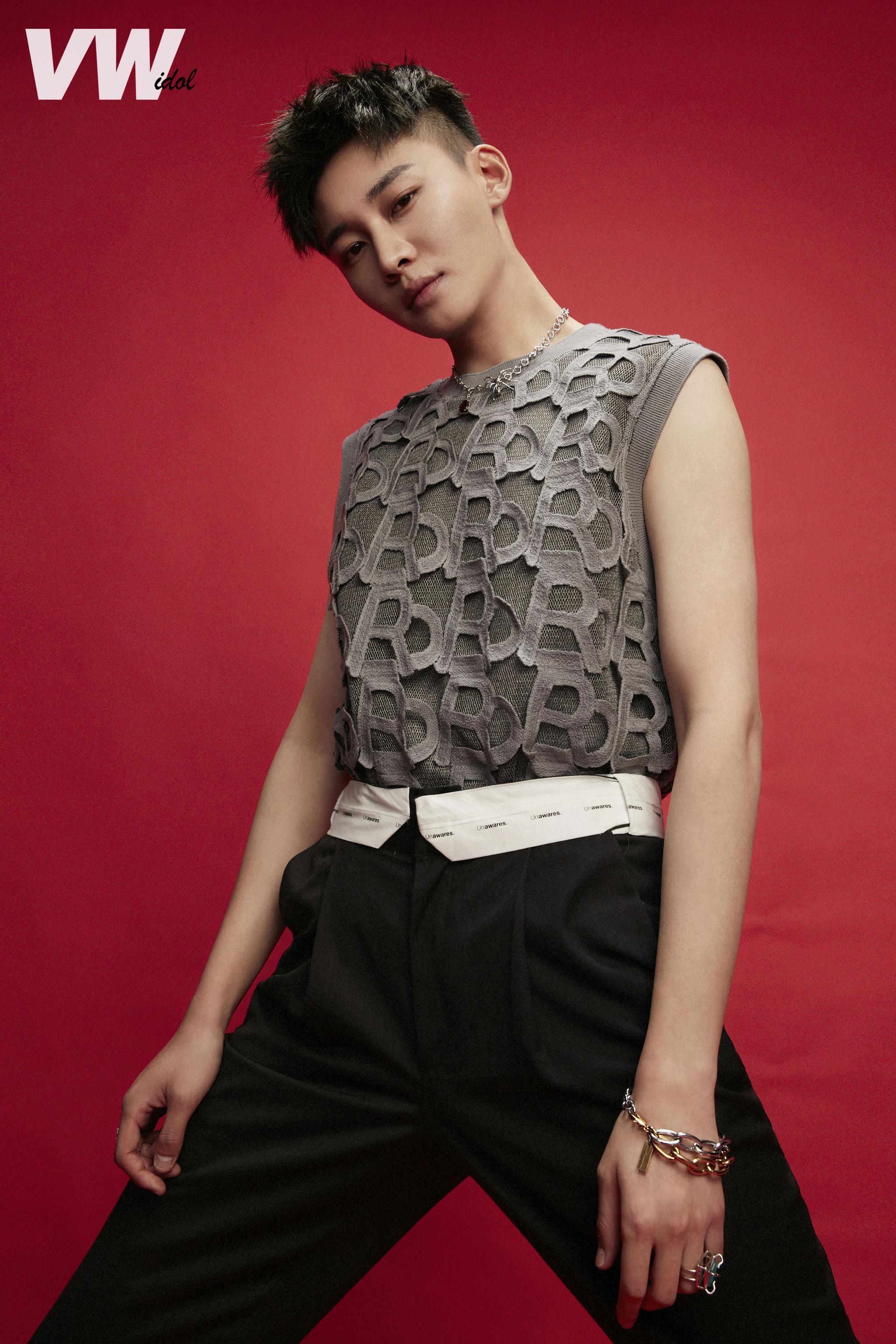 刘怡潼时尚大片曝光 复古造型尽显少年新风尚__财经头条