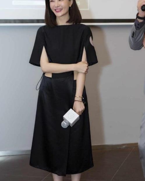 但整个人简直女神气息爆棚,再搭配一双同色系的高跟鞋,造型简约更